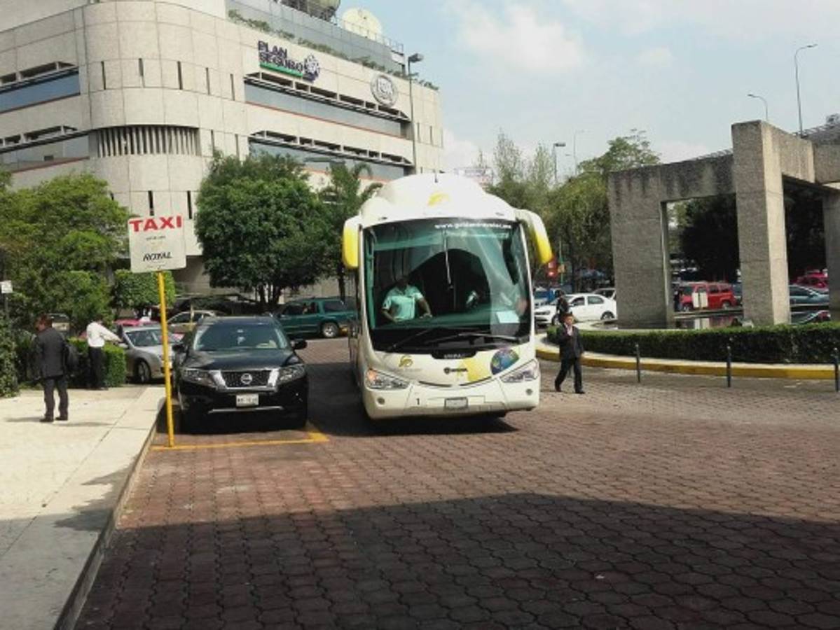 Aficionados arropan a Honduras a su llegada a Ciudad de México