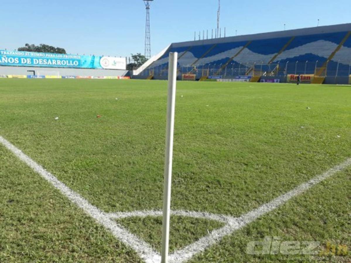 Botellas de vidrio, portones rotos y piedras, así amaneció el estadio Morazán