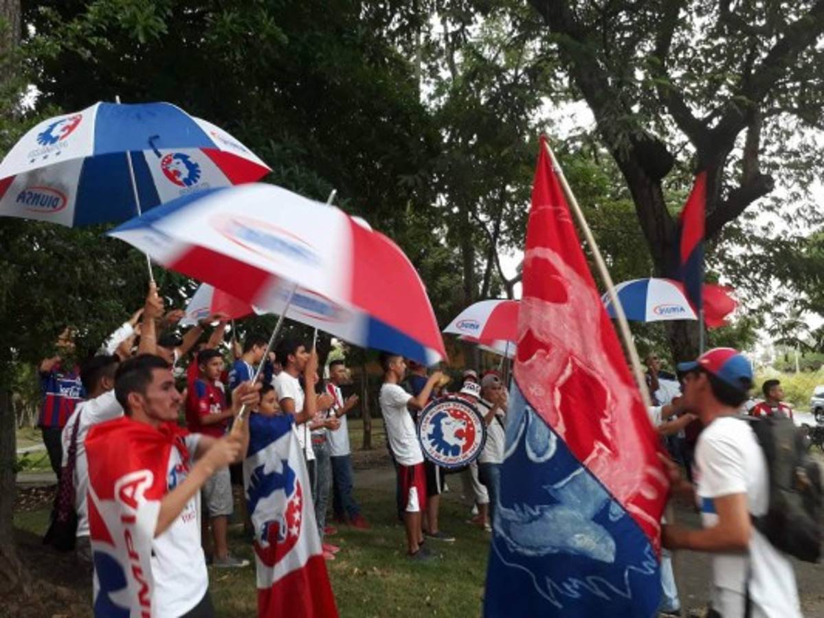 ENORME: La barra del Olimpia arropa al equipo previo a la final ante Santos