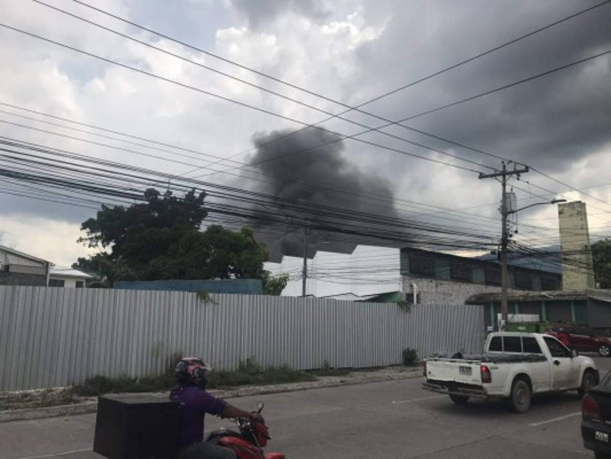 Primeras imágenes del brutal incendio en el mercado Guamilito de San Pedro Sula