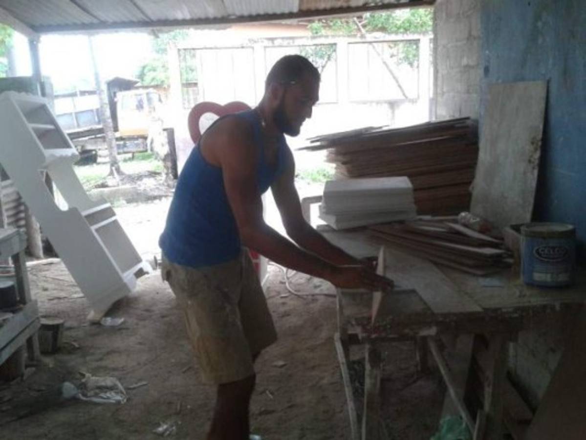 Así es la nueva vida del futbolista Manuel Doño en el taller de ebanistería