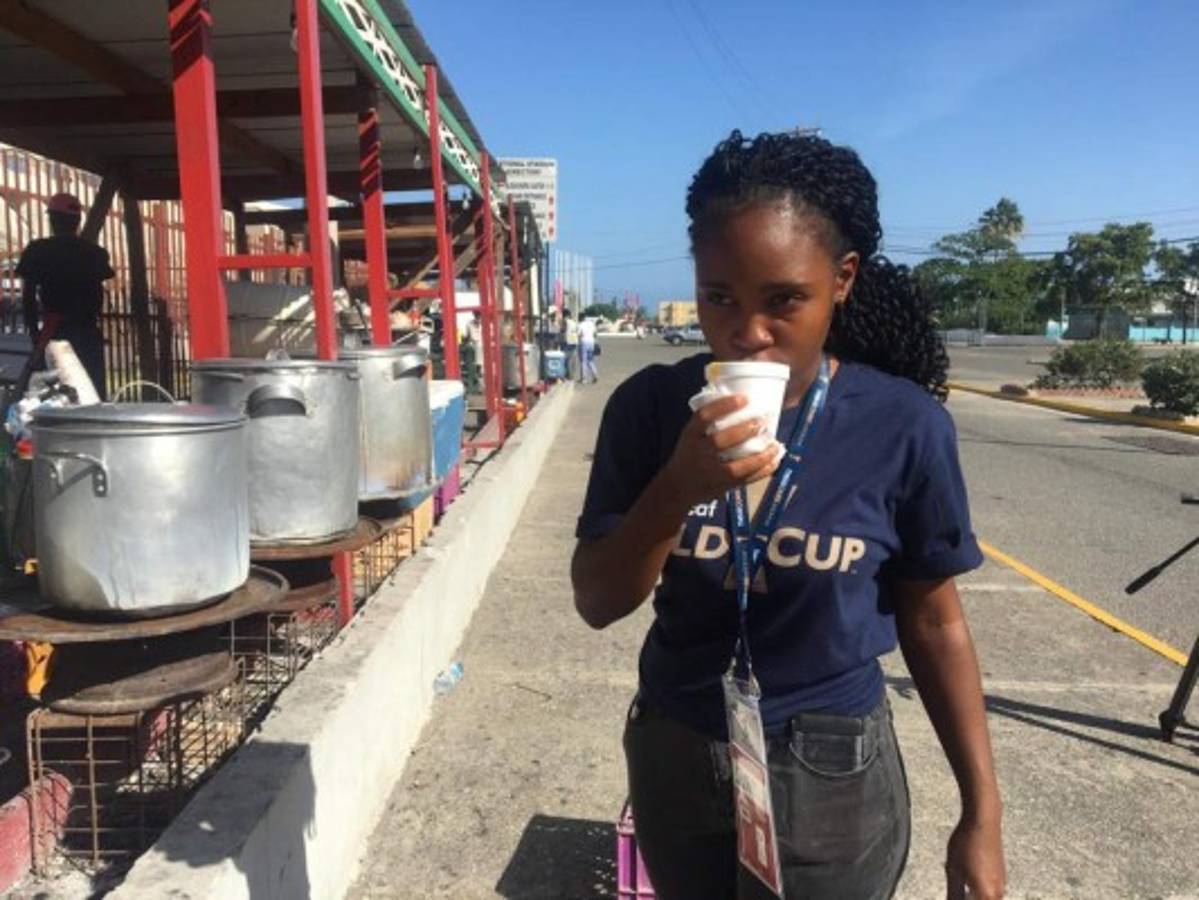 ¡Pollo asado y sopas! El ambiente en afueras del Independence Park previo al Jamaica-Honduras