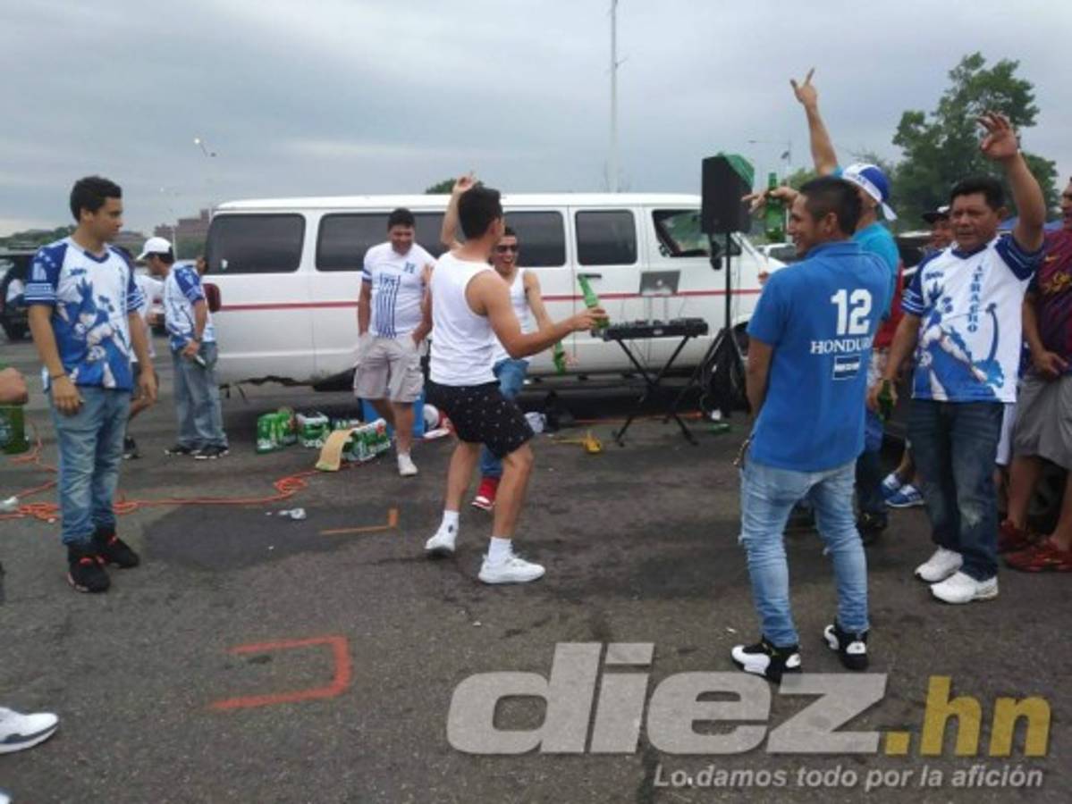 Catrachos y salvadoreños arman fiestón previo al Honduras-El Salvador