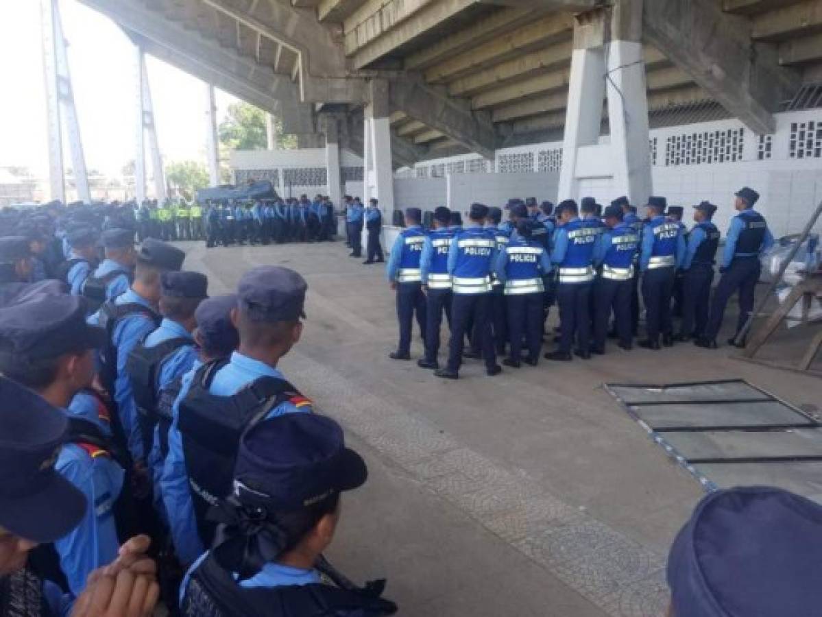 La Policía Nacional antes de abrir los portones del Estadio Olímpico en San Pedro Sula. Foto @PoliciaHonduras