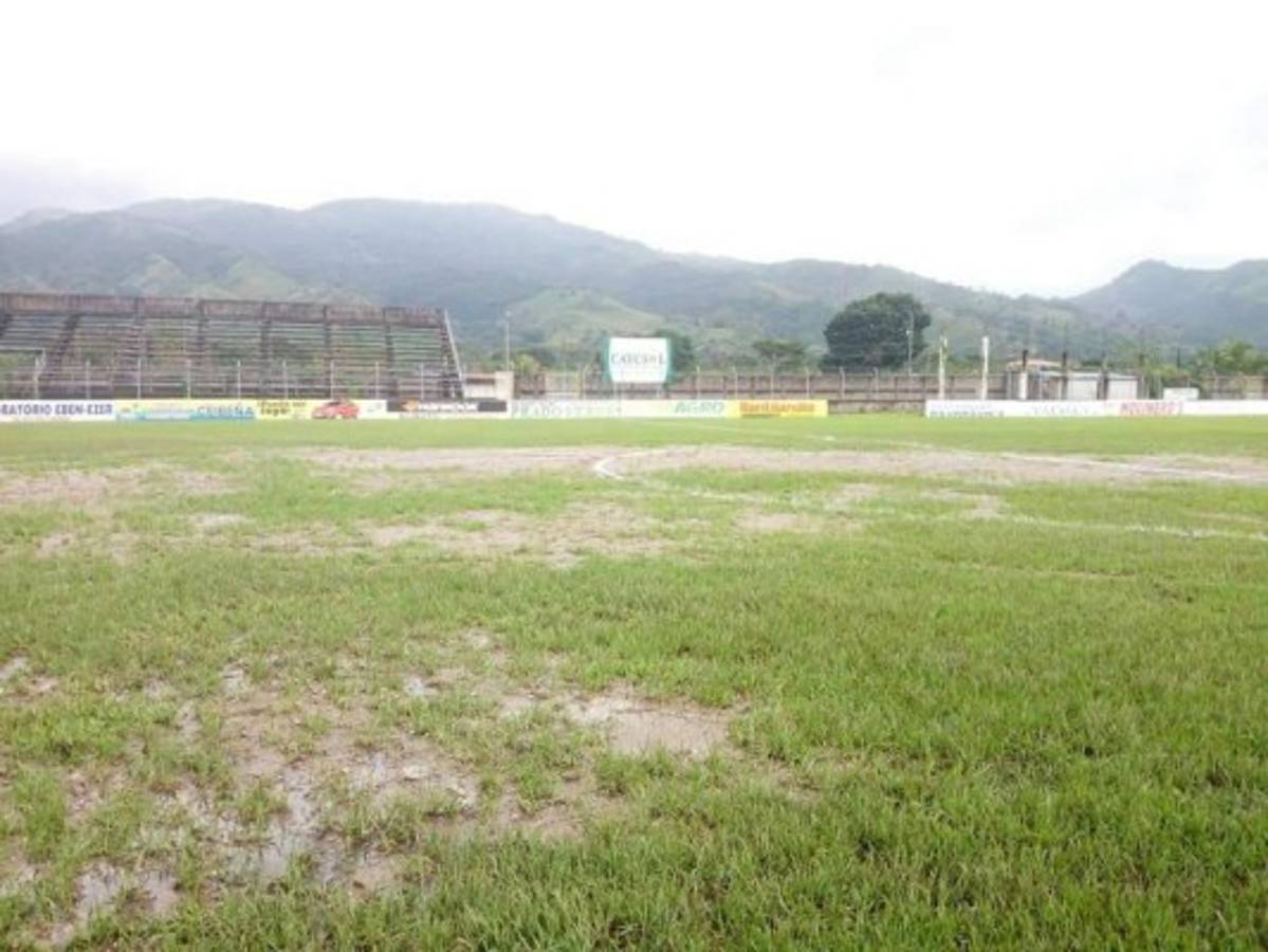 Así de deteriorada luce la cancha del estadio Francisco Martínez de Tocoa