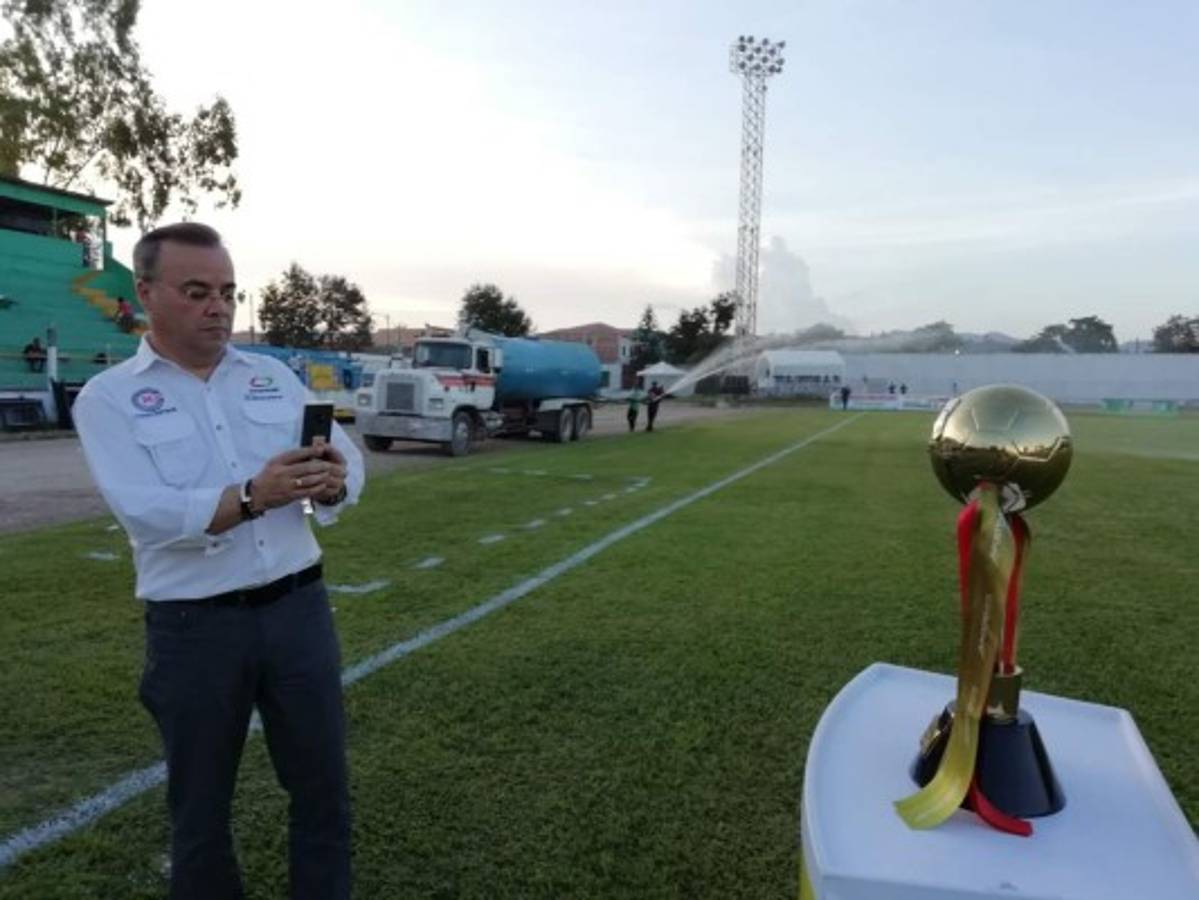 Bellas chicas, el curioso sistema de riego y la Copa en la final del Ascenso