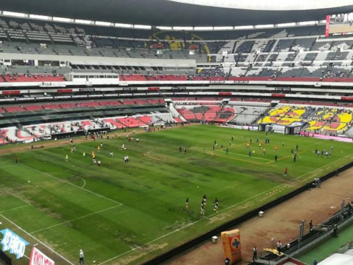 FOTOS: La cancha del estadio Azteca está convertida en un 'chiquero'