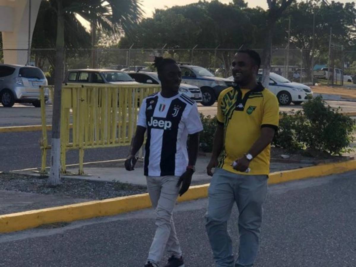 ¡Pollo asado y sopas! El ambiente en afueras del Independence Park previo al Jamaica-Honduras