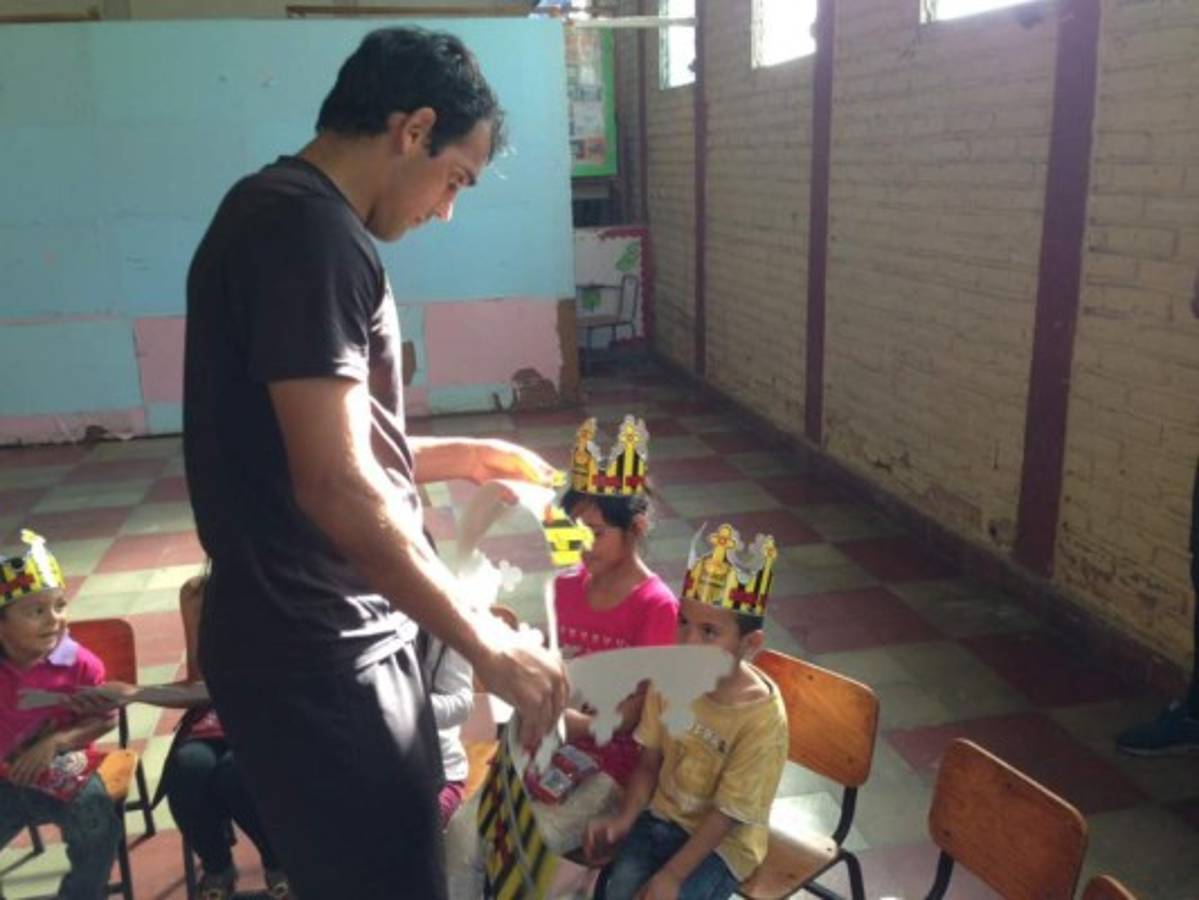 Platense y Real España reparten alegría a niños antes de Copa Presidente