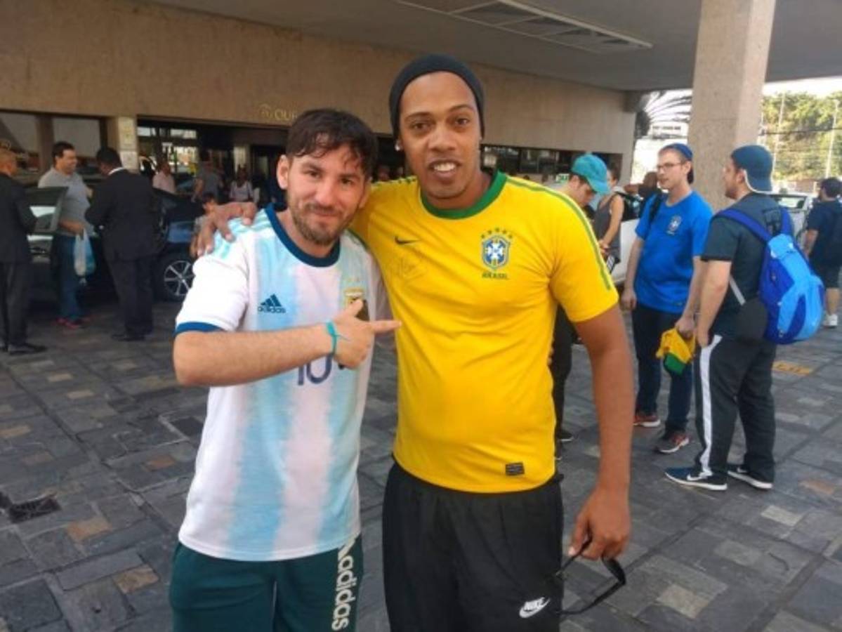 ¡Qué ambiente! Queman la camisa de Messi y novia de jugador argentino deslumbra en el Mineirao