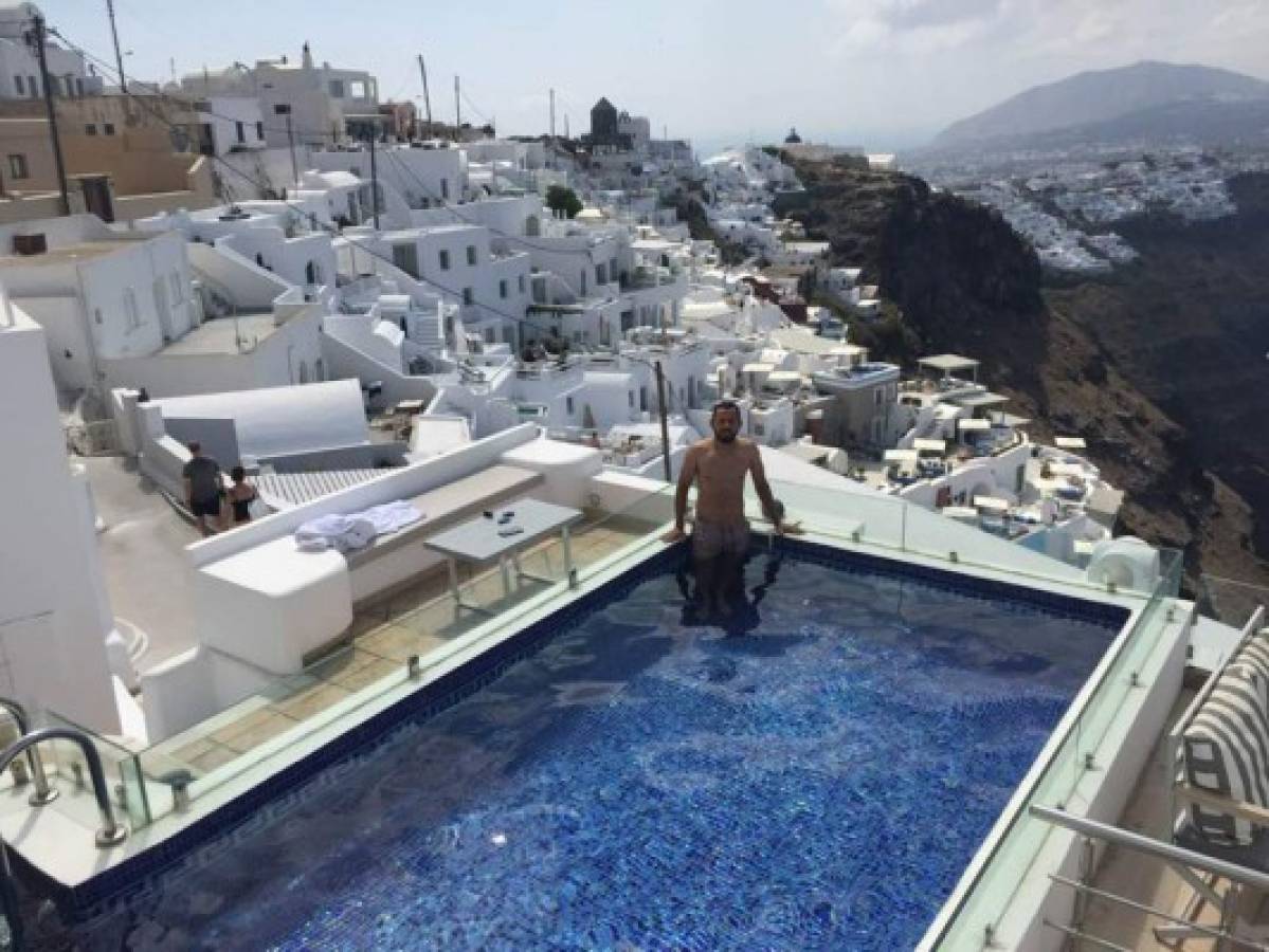 ESPECTACULAR: Las vacaciones del hondureño Alfredo Mejía en Santorini, paraíso griego