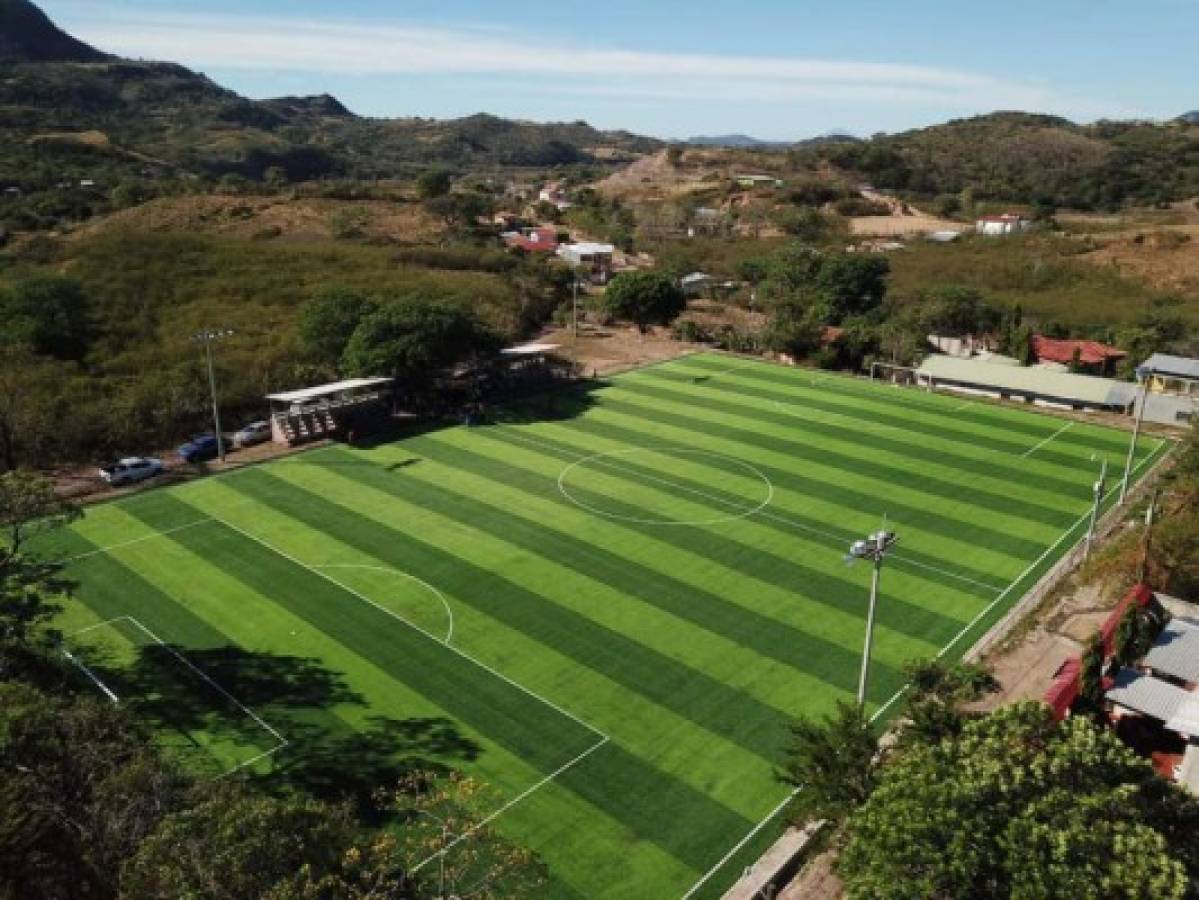 El bonito campo de fútbol en Caridad, Valle, con grama sintética y donde se jugará burocrático