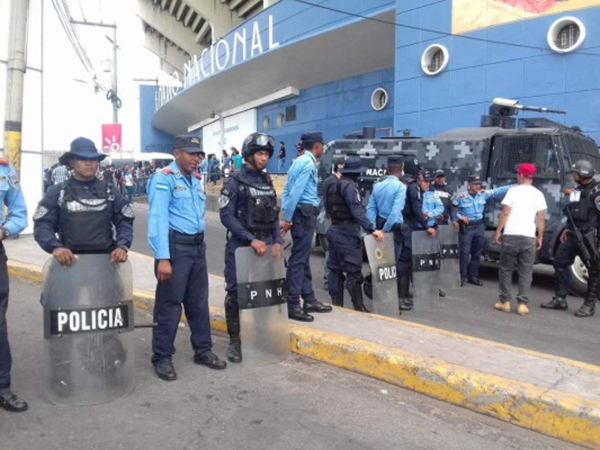 FOTOS: Alta seguridad en el clásico capitalino con tanquetas y fuertes retenes