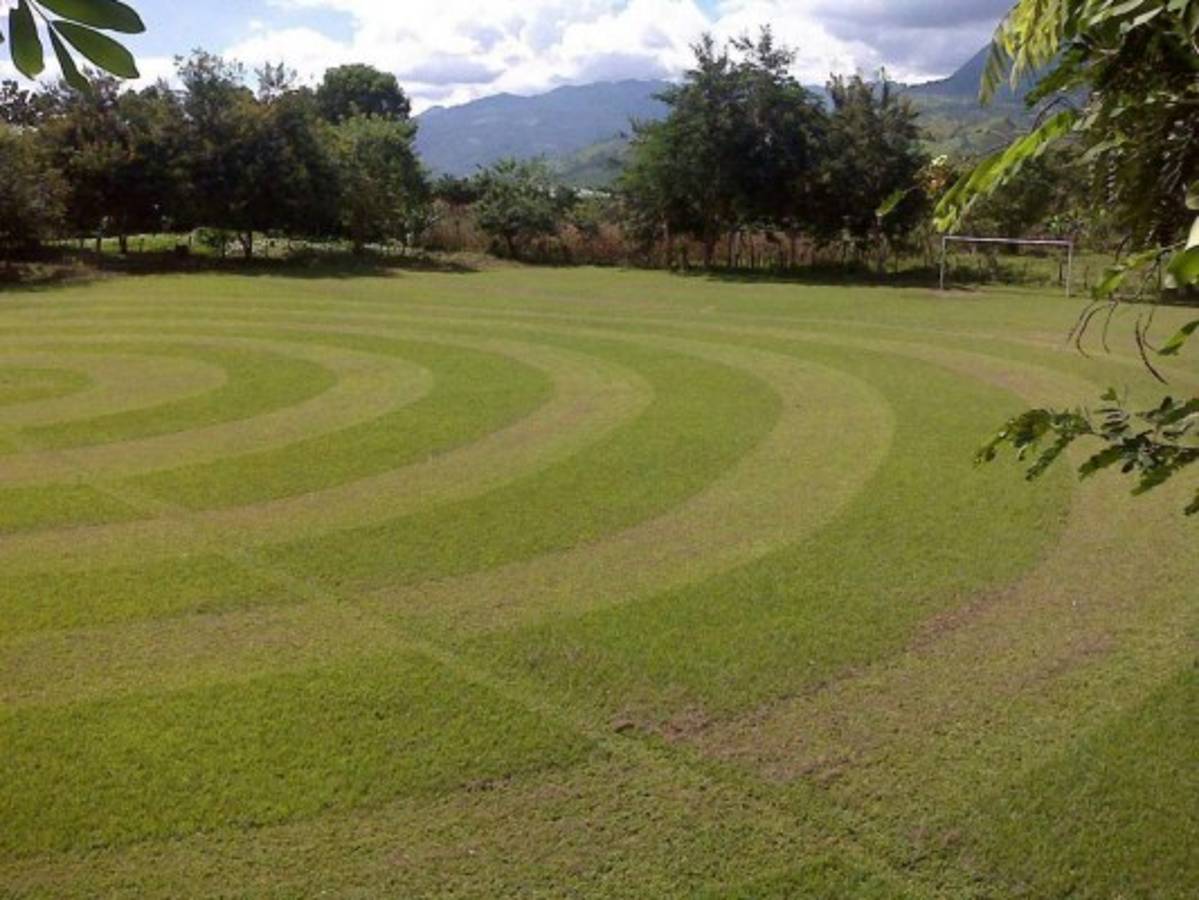 La preciosa cancha donde juegan fútbol burocrático en una aldea de Honduras