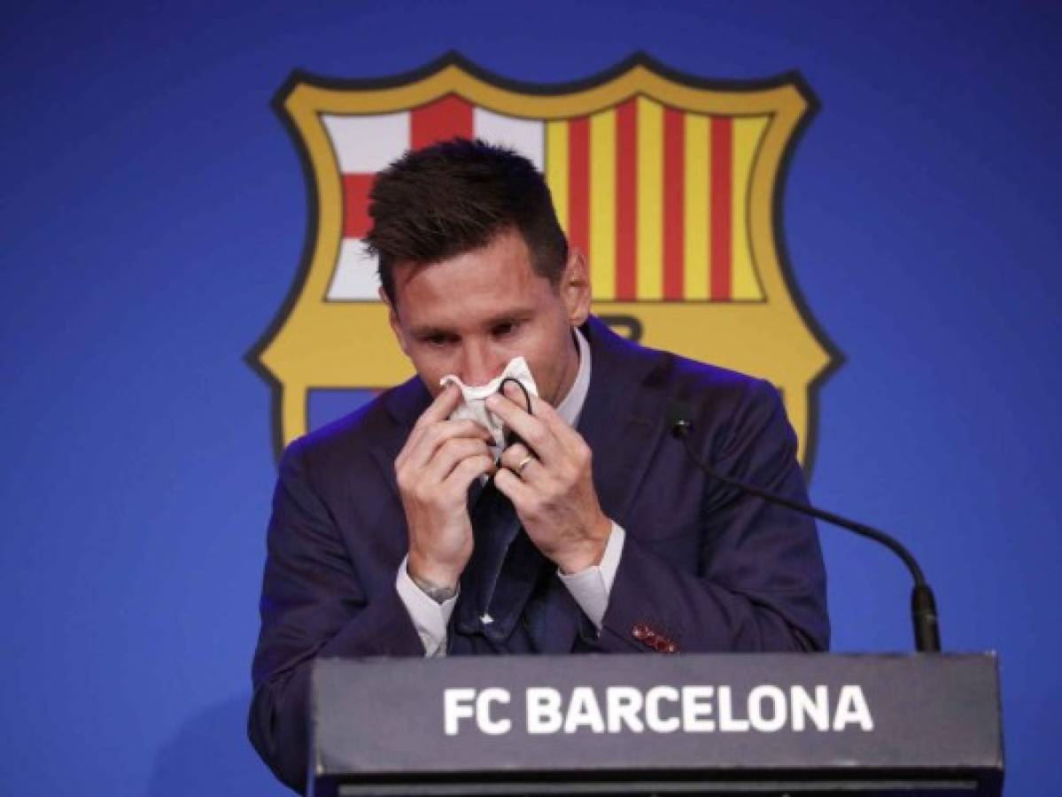 Las desgarradoras imágenes de Messi en su despedida: mar de lágrimas frente a Antonela y leyendas del Barcelona