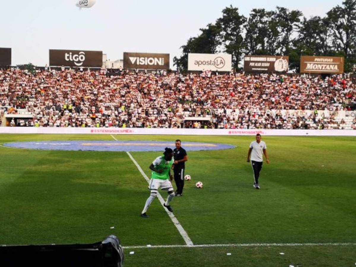 Locura total en Paraguay: Así fue el debut oficial de Adebayor con el Olimpia en un clásico
