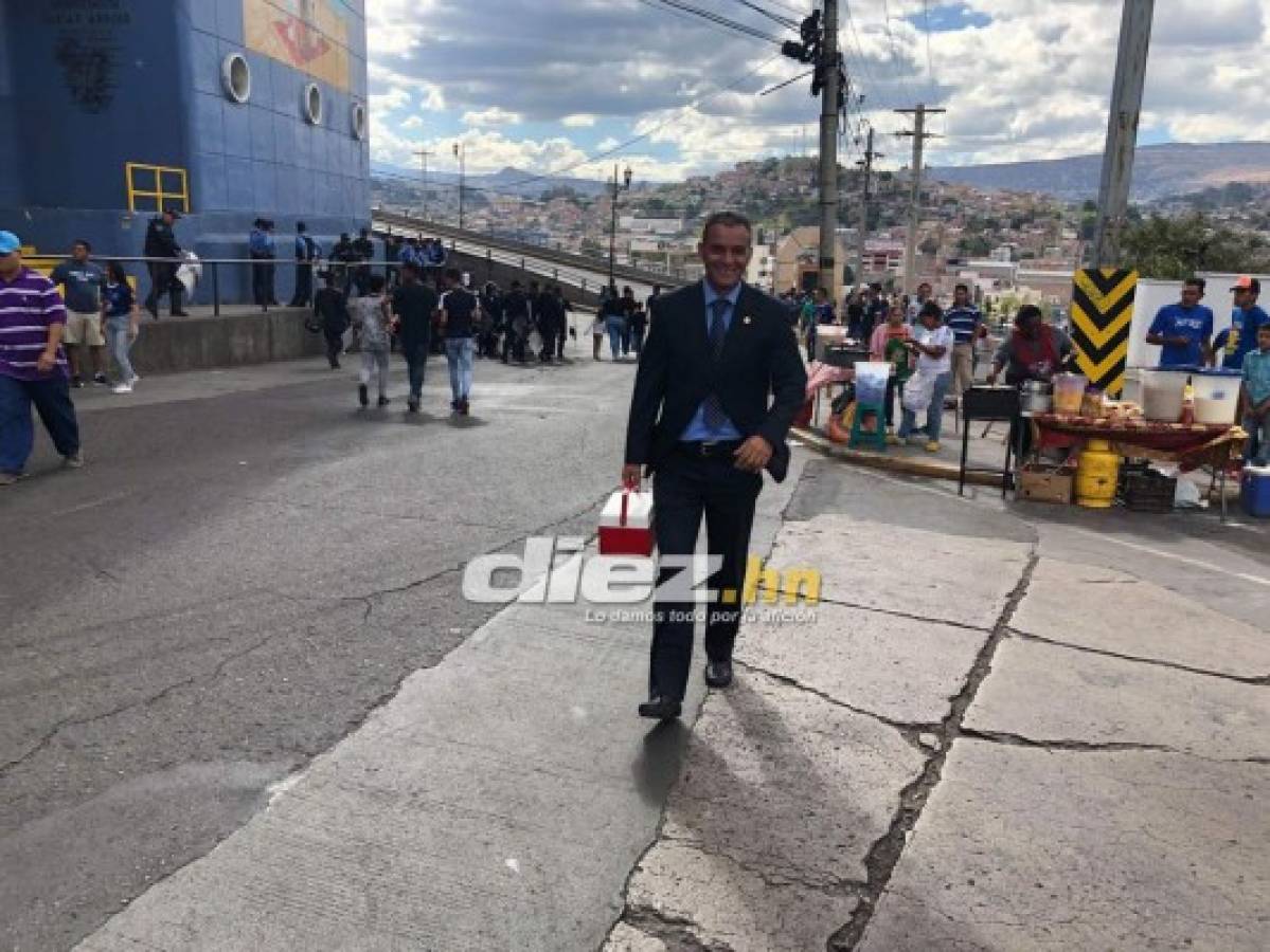 El abrazo a Diego y la elegancia de los árbitros: El ambientazo que se vive en el estadio Nacional