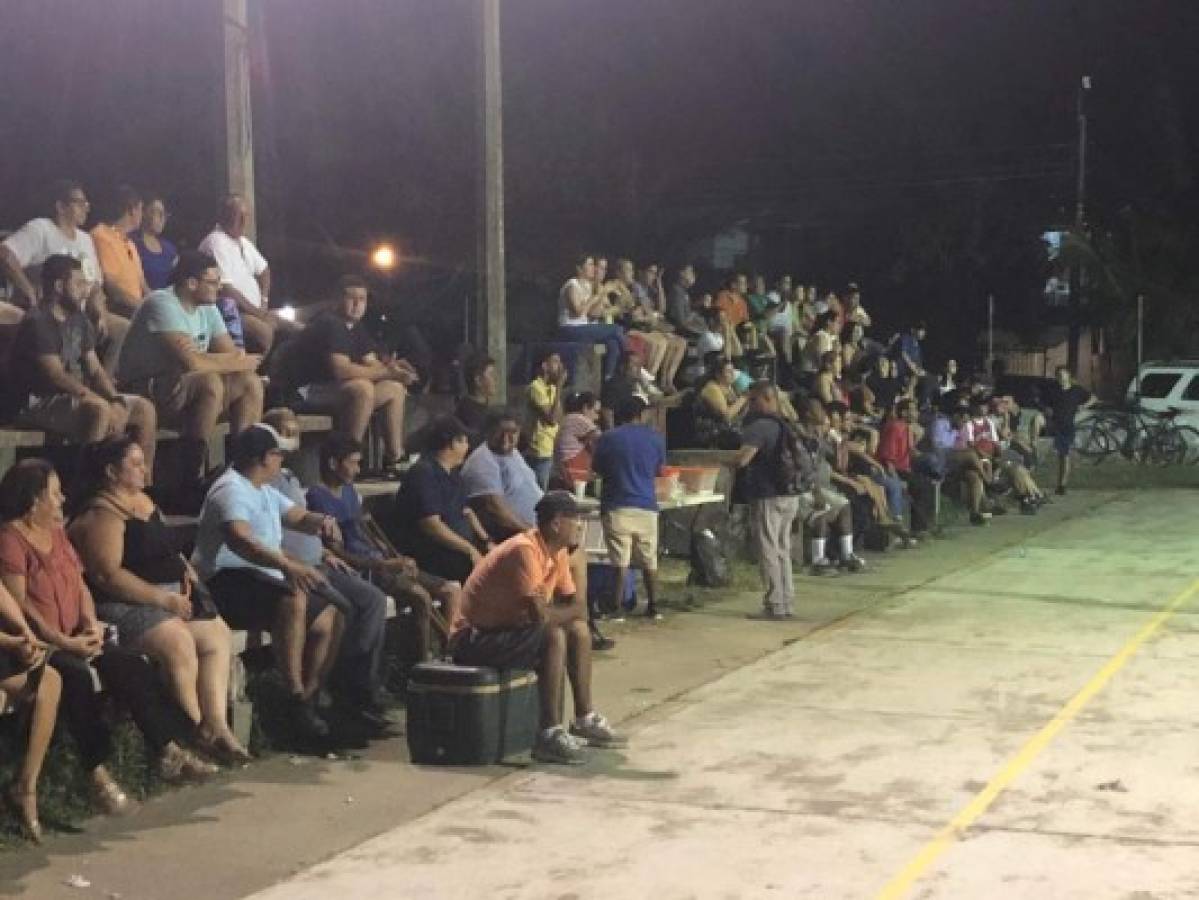 Llenazo en cancha para ver el debut de Rambo como jugador de baloncesto