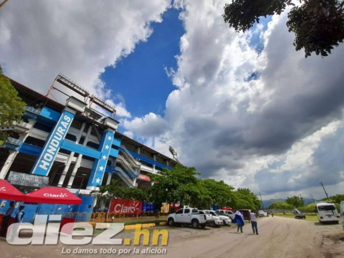 Padre e hijo, los primeros en llegar al Olímpico, seguridad total y la cancha luce espectacular