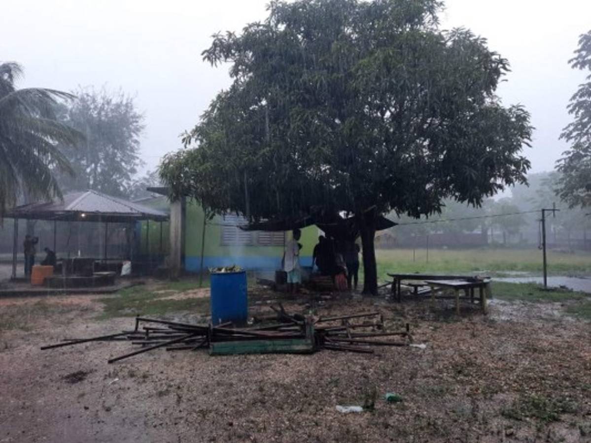 Comienza la lluvia sobre La Mosquitia y pobladores son evacuados por llegada del huracán Iota