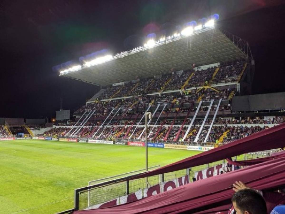 Ambiente del Saprissa-Motagua; Aficionados del Ciclón y esposa de Emilio en el estadio