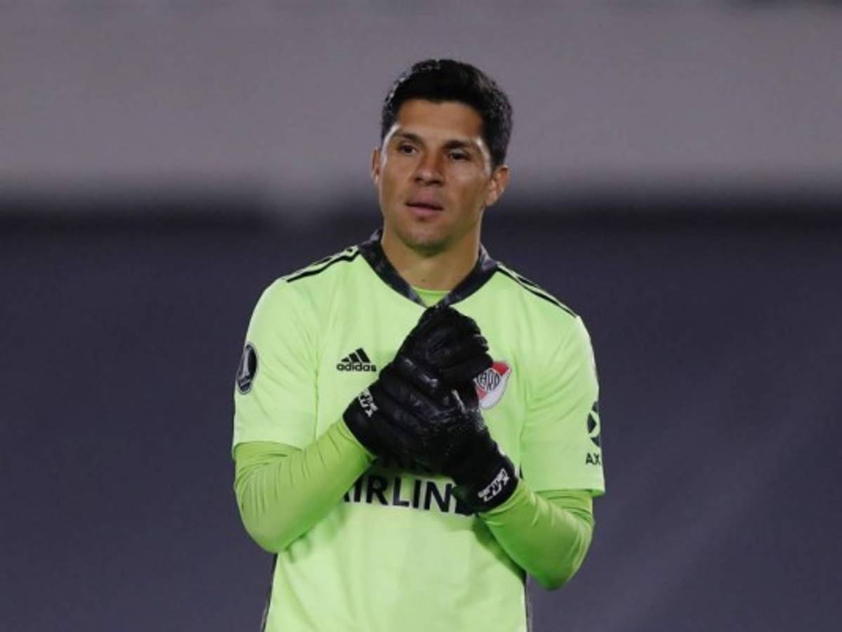 Las insólitas imágenes de Enzo Pérez jugando de portero con River Plate ¡y lesionado!