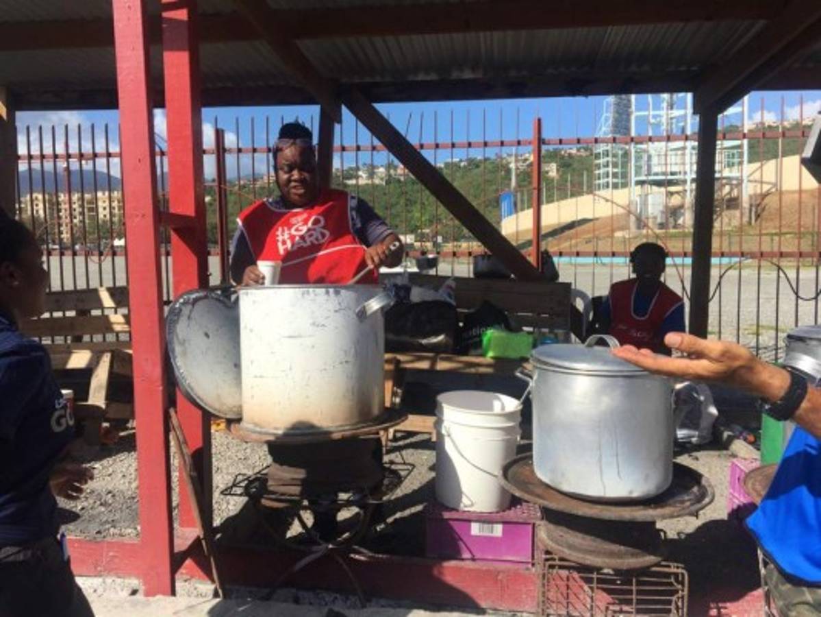 ¡Pollo asado y sopas! El ambiente en afueras del Independence Park previo al Jamaica-Honduras