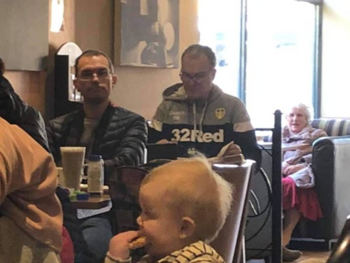 Así es la humilde vida de Bielsa: Se va caminando al trabajo y rechazó vivir en un hotel de lujo