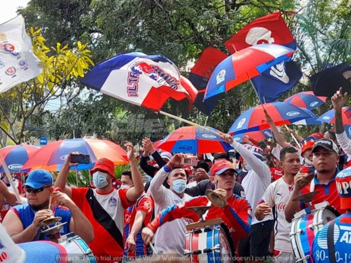 ¡Espectacular! Afición del Olimpia se desborda con banderazo al club y se acuerdan de Motagua