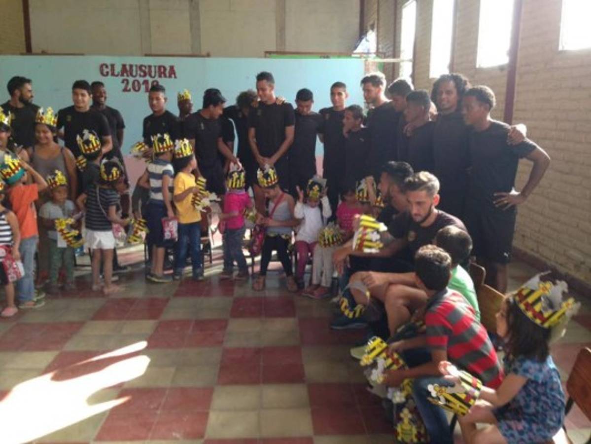 Platense y Real España reparten alegría a niños antes de Copa Presidente