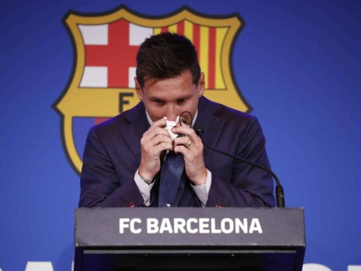 Las desgarradoras imágenes de Messi en su despedida: mar de lágrimas frente a Antonela y leyendas del Barcelona