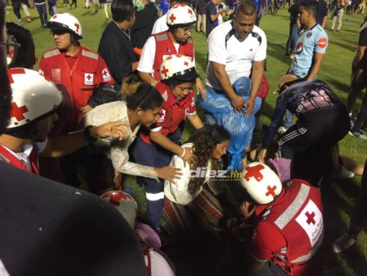 ¡Muertos, heridos y desmayados! El caos dentro y fuera del Estadio Nacional