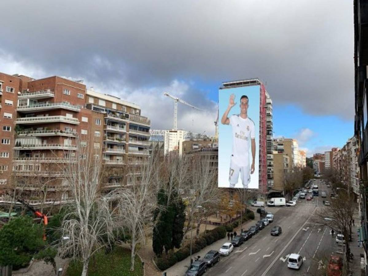 Barcelona: Laporta coloca un cartel gigante frente al Bernabéu y las redes estallan con memes