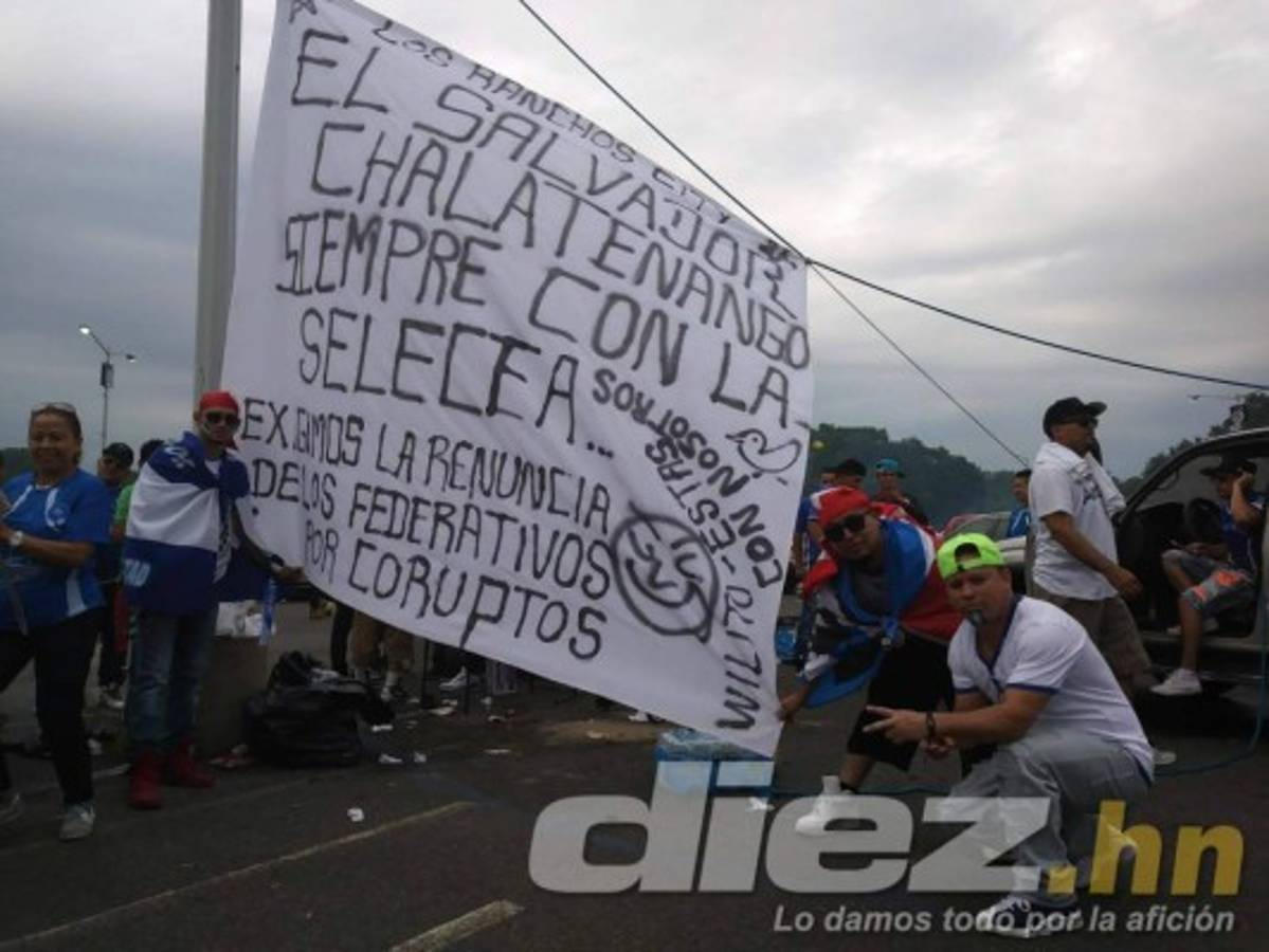 Catrachos y salvadoreños arman fiestón previo al Honduras-El Salvador