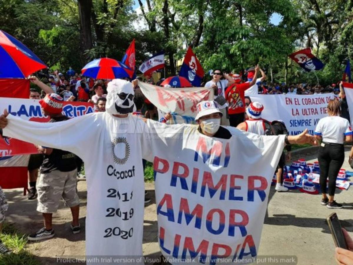 ¡Espectacular! Afición del Olimpia se desborda con banderazo al club y se acuerdan de Motagua