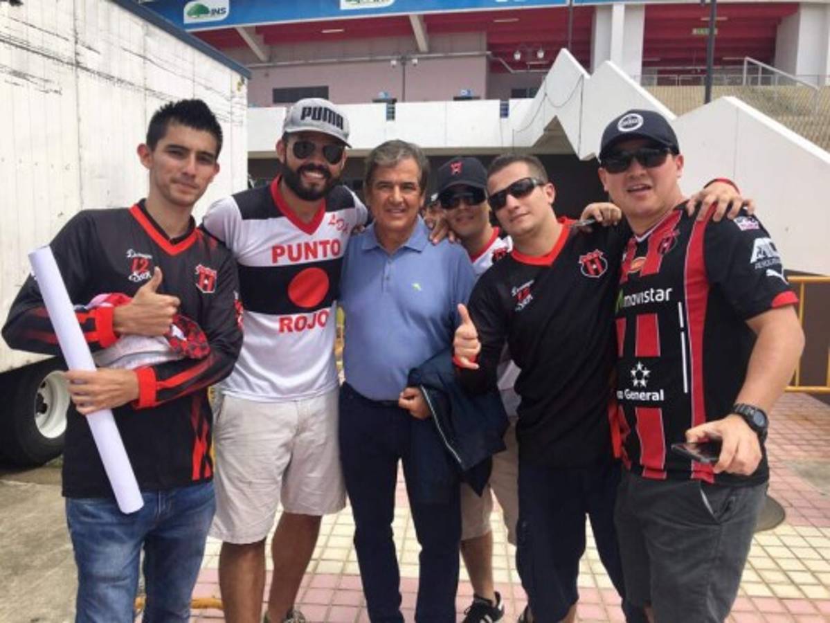 Así fue el homenaje del Alajuelense al técnico Jorge Luis Pinto