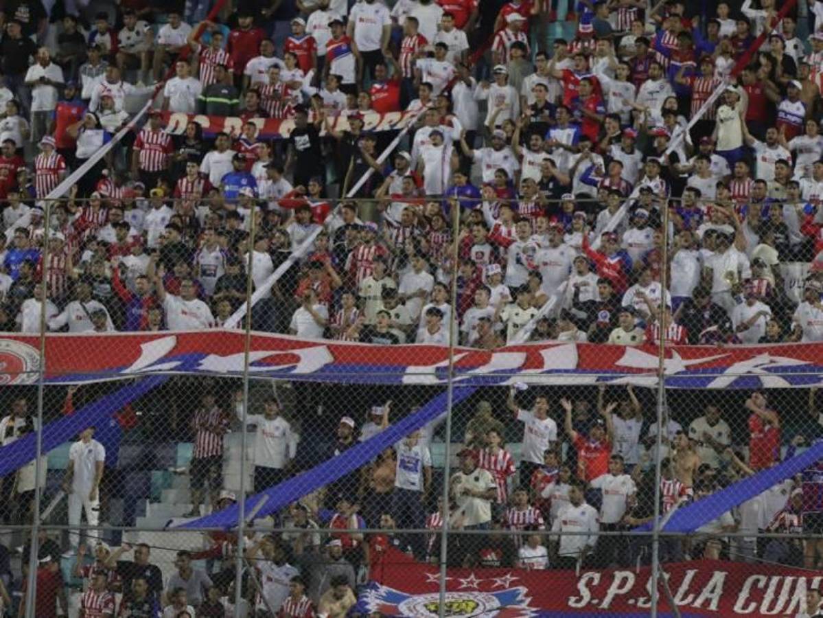 Beso de Troglio a la figura, “Chelito” se roba el show y ¿quién es la vendedora que cautivó en juego del Olimpia?