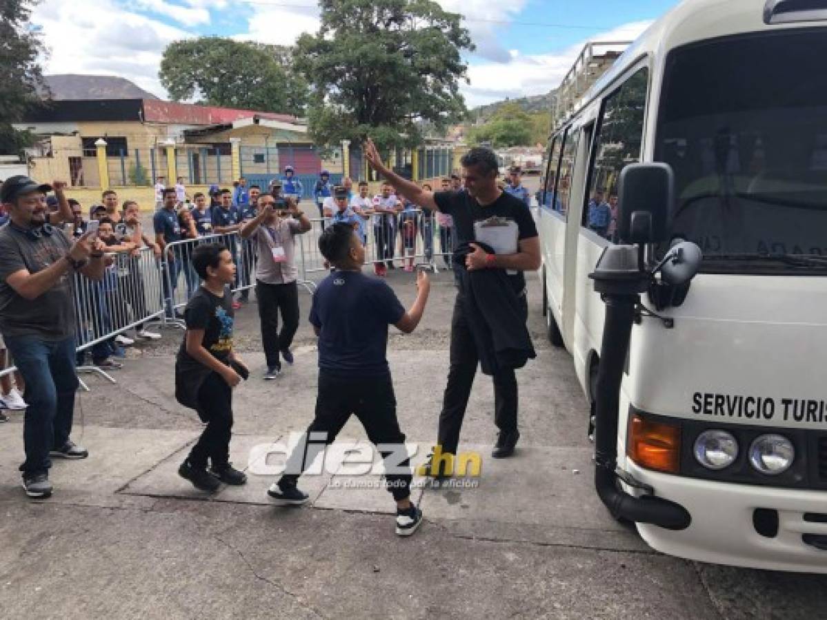 El abrazo a Diego y la elegancia de los árbitros: El ambientazo que se vive en el estadio Nacional