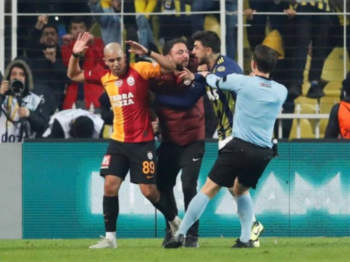 Fenerbahce vive un infierno tras perder el clásico contra Galatasaray 20 años después