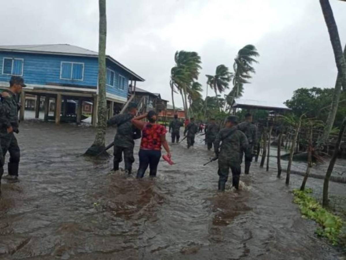 Comienza la lluvia sobre La Mosquitia y pobladores son evacuados por llegada del huracán Iota