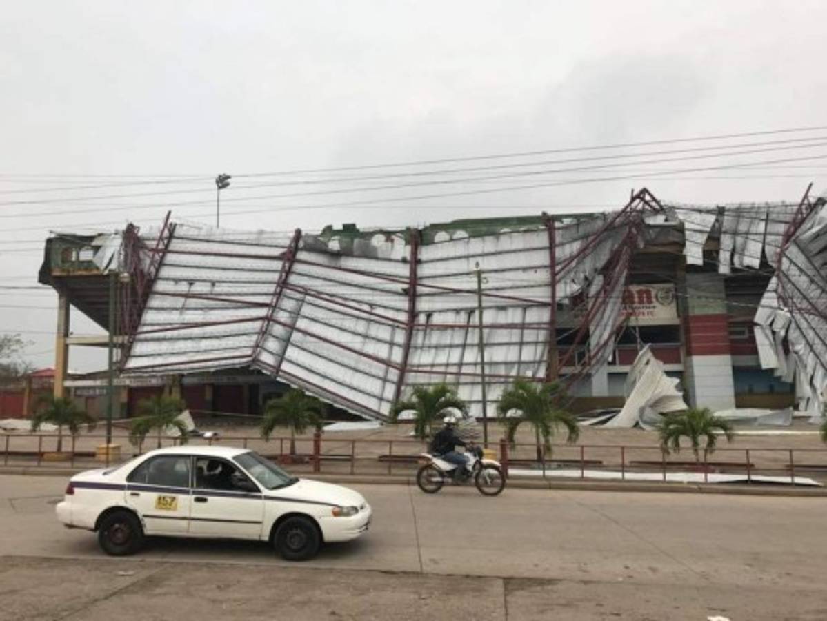 EN FOTOS: Tormenta deja destruido techo del estadio Juan Ramón Brevé