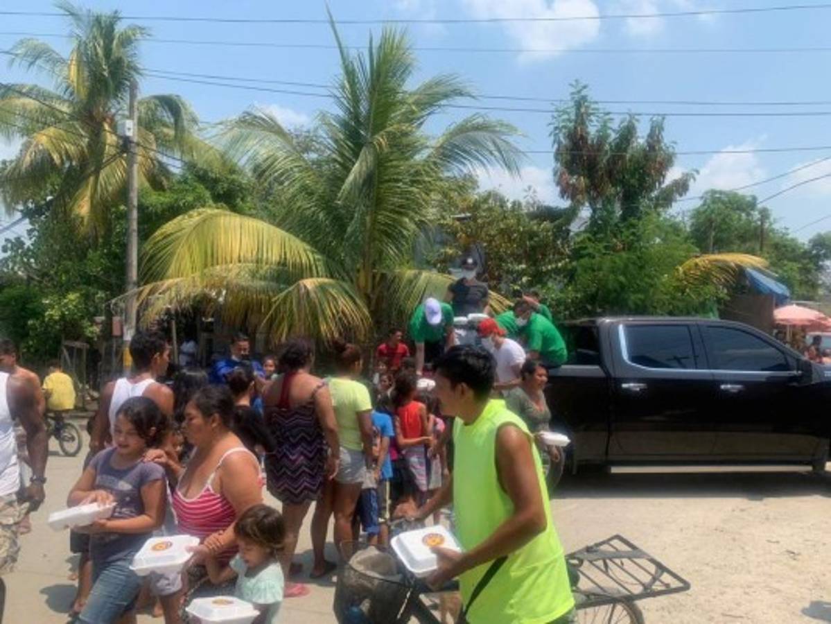 Volpi y Espíndola reparten comida a los más necesitados en medio del coronavirus