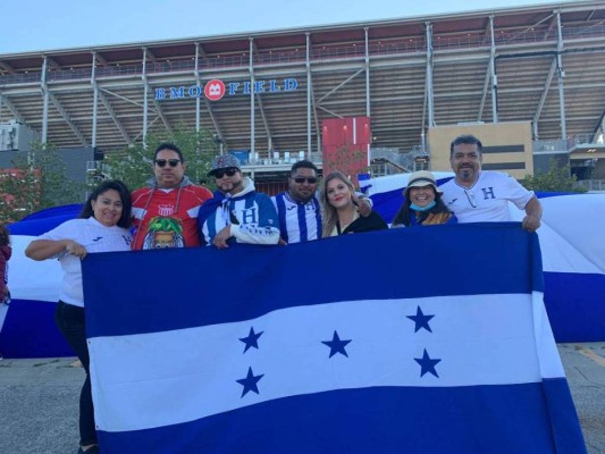 Un esposo canadiense y varias familias catrachas arribaron a Toronto para apoyar a Honduras