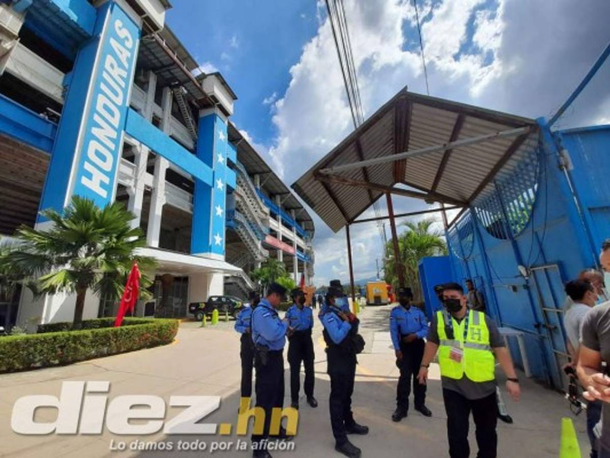 Padre e hijo, los primeros en llegar al Olímpico, seguridad total y la cancha luce espectacular