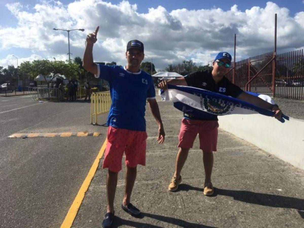 ¡Pollo asado y sopas! El ambiente en afueras del Independence Park previo al Jamaica-Honduras
