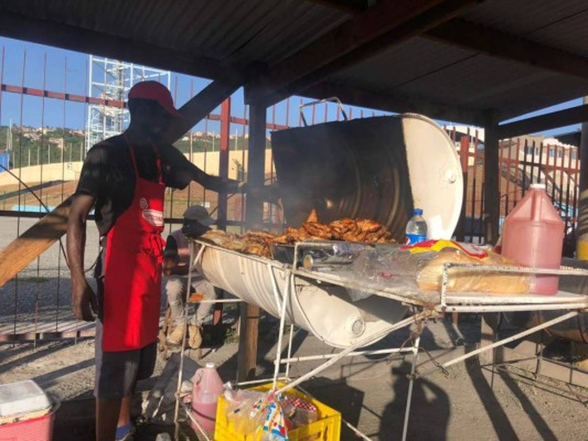 ¡Pollo asado y sopas! El ambiente en afueras del Independence Park previo al Jamaica-Honduras