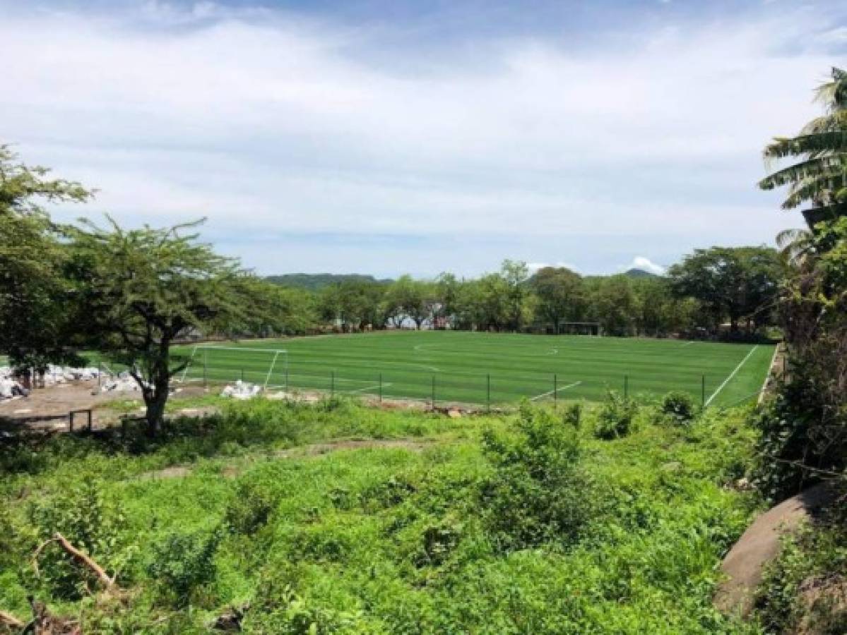 El hermoso campo de fútbol de grama sintética que hay ahora en Amapala, Valle