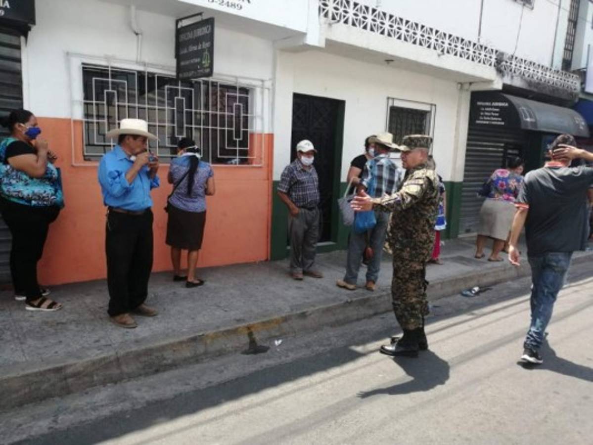 Salvadoreños comienzan a acatar la medidas de distanciamiento y Nayib Bukele lo presume