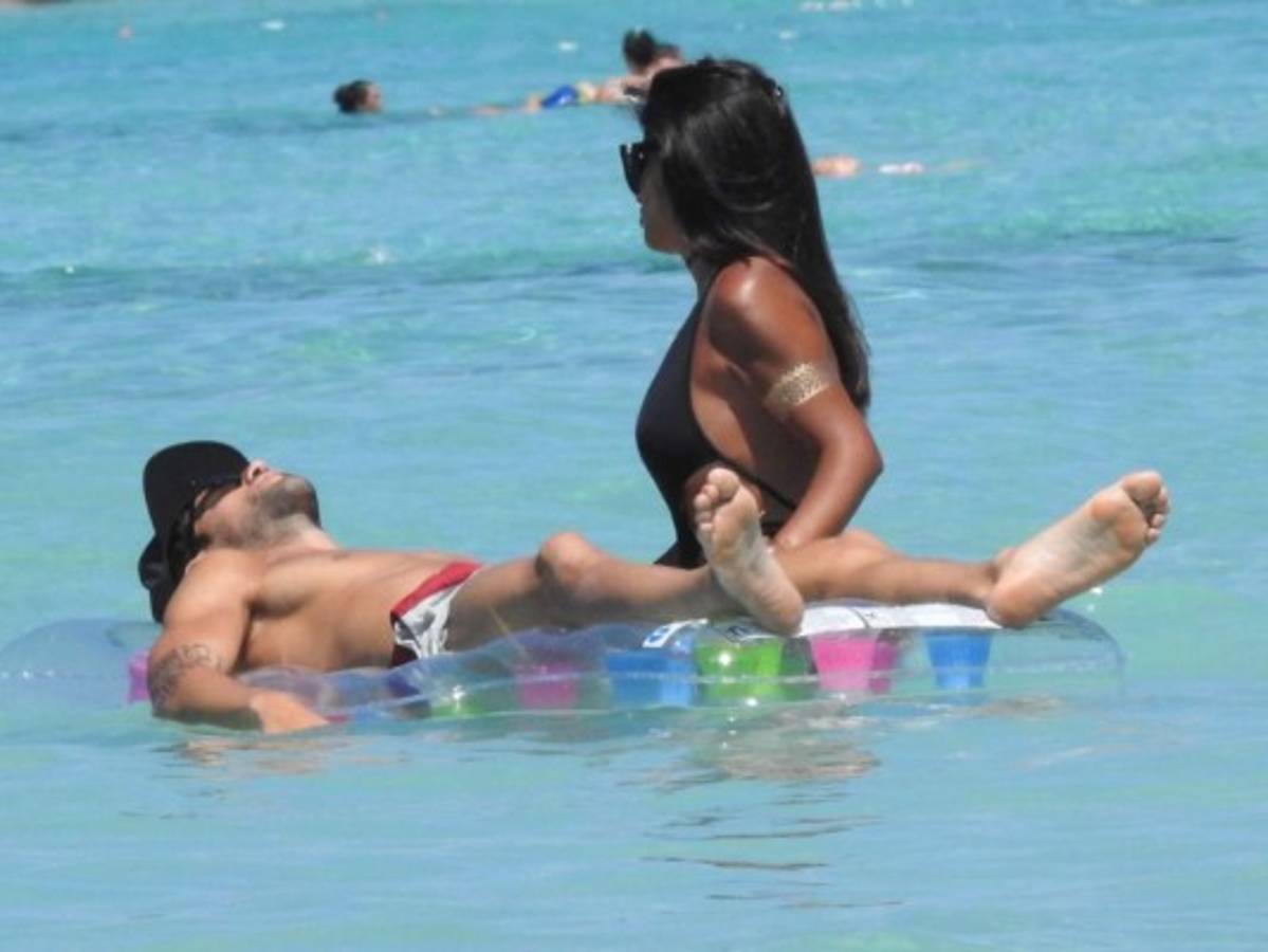 Fábregas deslumbra junto a su explosiva pareja Daniella Semaan de 38 años