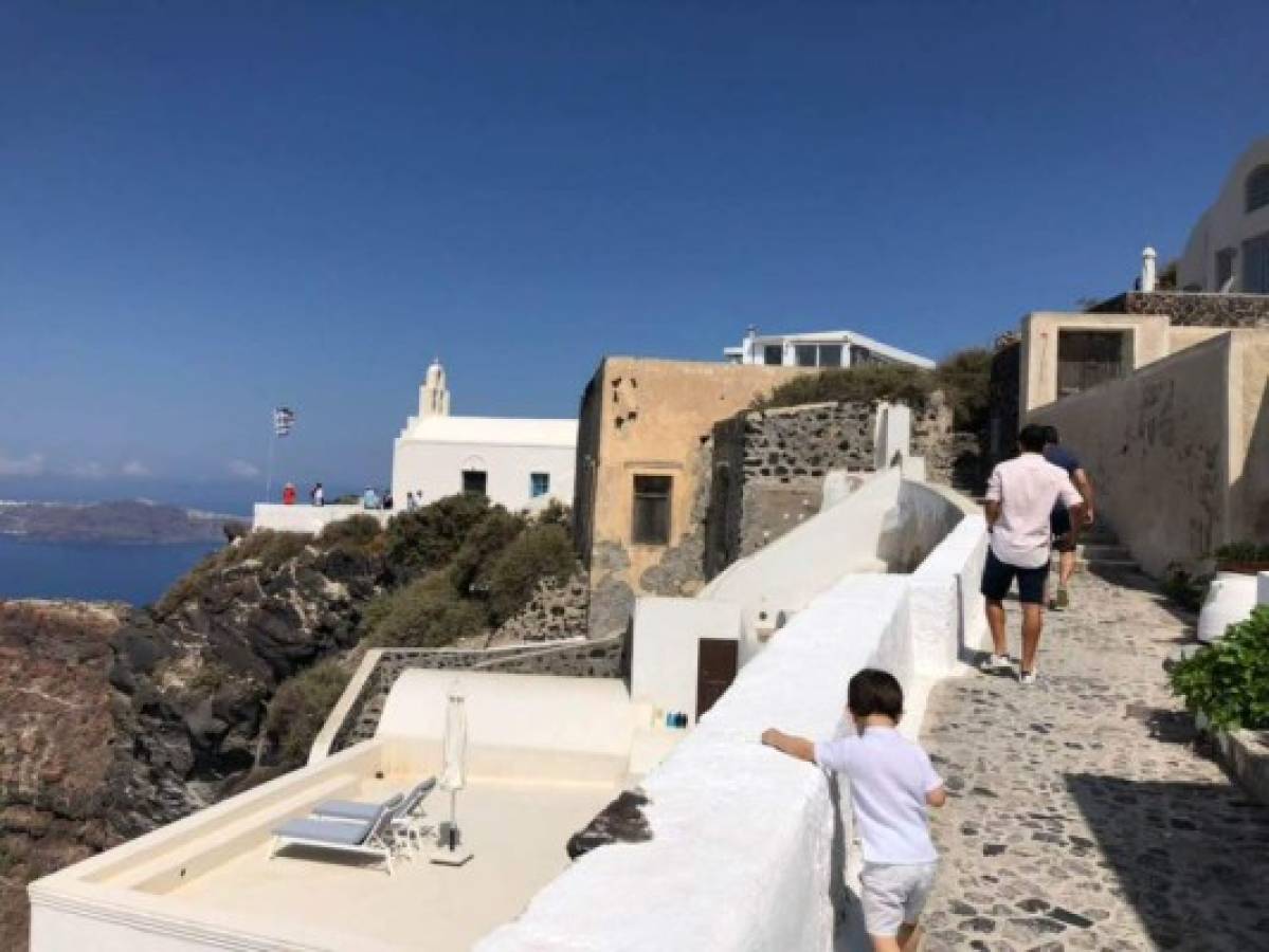 ESPECTACULAR: Las vacaciones del hondureño Alfredo Mejía en Santorini, paraíso griego